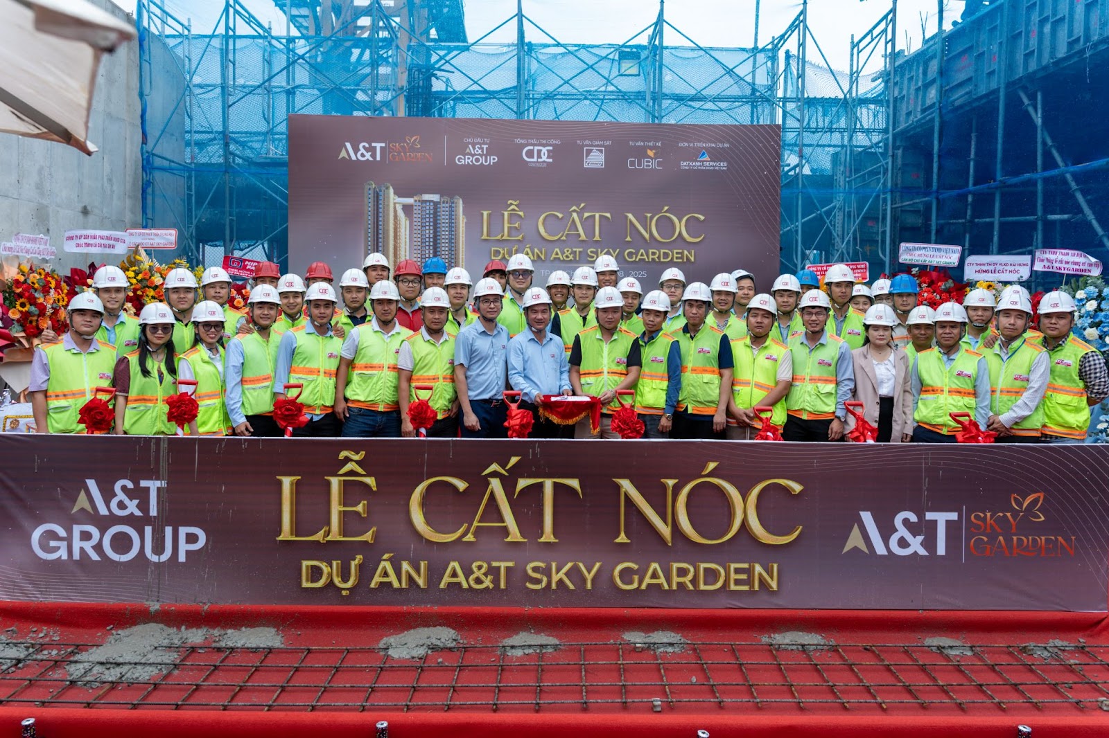 Lễ cất nóc dự án căn hộ A&T Sky Garden đã diễn ra trong không khí vô cùng hứng khởi khi vượt tiến độ 30 ngày so với kế hoạch